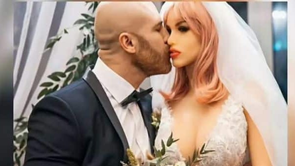 दो सेक्‍स डॉल्‍स संग थ्रीसम रिलेशन में रहे इस बॉडी बिल्‍डर को अब चाहिए मेल डॉल, जानिए क्‍या है उसका प्‍लान