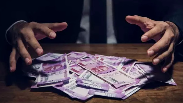 बुजुर्ग की वसीयत ने खोला 6 साल पुराना राज, बैंककर्मियों ने खाते से निकाले 51 लाख रुपए