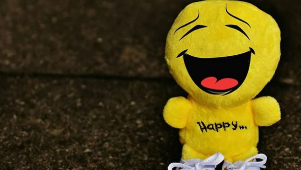 World Smile Day: हंसी-हंसी में शायरियों के जरिए लोगों को समझाए जिंदगी के मायने, 'स्‍माइल डे' पर भेजें ये मैसेज