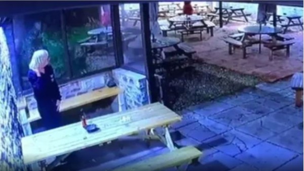 Video: भारी भरकम पेड़ के सिर पर गिरने से हो सकती थी इस महिला की मौत, सिगरेट ने बचा ली जान!