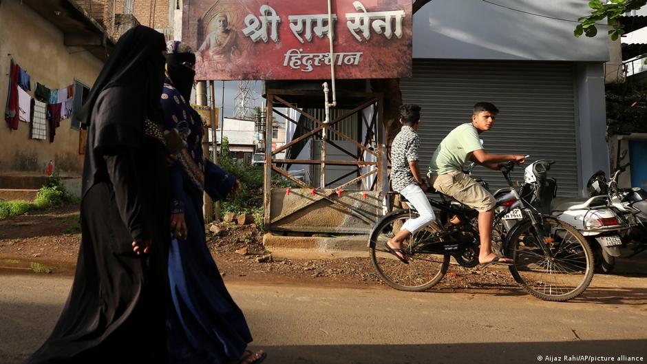 नमाज के लिए घटती जगह, हिंदू-मुस्लिम में बढ़ती खाई