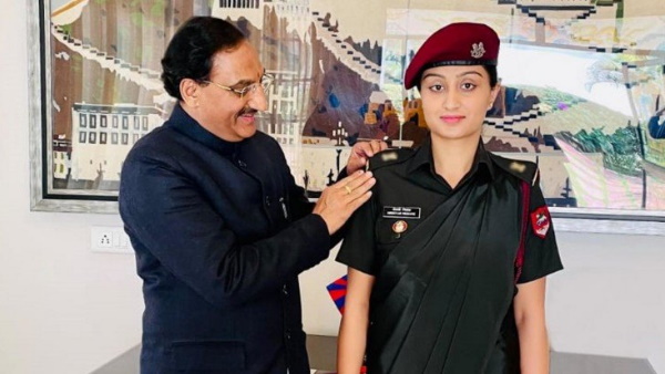 सेना में मेजर बनी पूर्व सीएम रमेश पोखरियाल की बेटी, खुद बेटी के कंधों पर लगाए अशोक चक्र