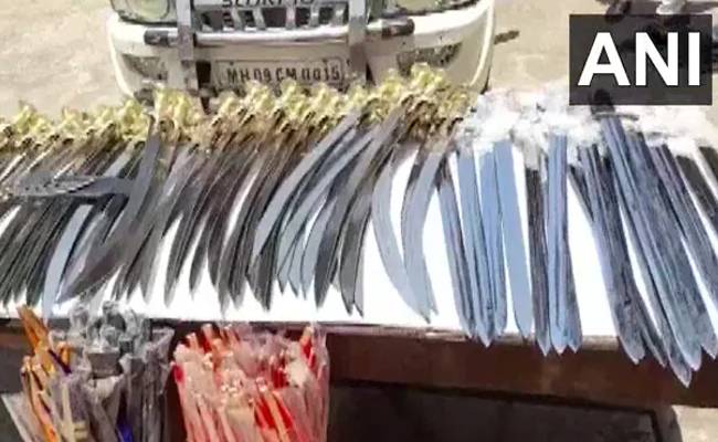 महाराष्ट्र: कार में 89 तलवारों के साथ चार आरोपी गिरफ्तार, बीजेपी बोली- ये दंगे की साजिश