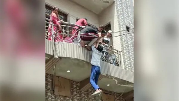 पत्नी से झगड़े के बाद बालकनी से कूद रहा था युवक, लोगों ने किया रेस्क्यू