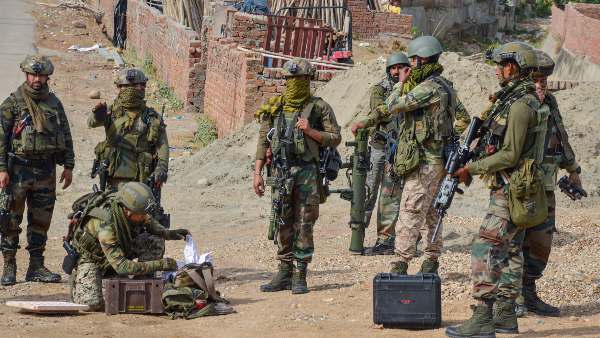 PoK से 200 आतंकी कश्मीर में घुसपैठ की फिराक में, सीमा पार चल रहे 35 शिविर