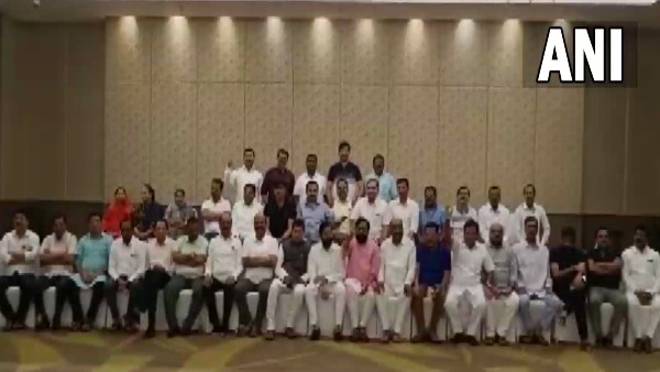 गुवाहाटी से एकनाथ शिंदे ने जारी किया 42 विधायकों का वीडियो, नारे लगे- 'शिंदे साब तुम आगे बढ़ो...',