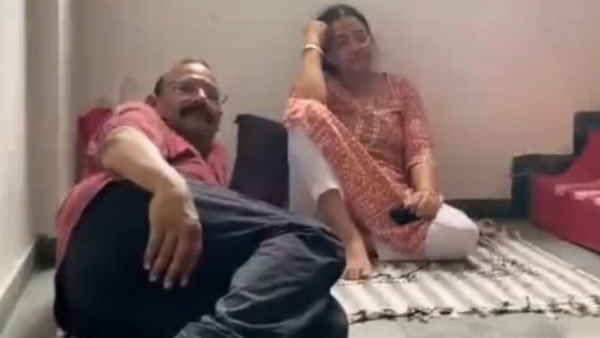10 दिनों तक सीढ़ियों पर बैठ बुजुर्ग दंपति ने किरायेदार से लड़ी 'लड़ाई', अब वापस मिला फ्लैट का मालिकाना हक