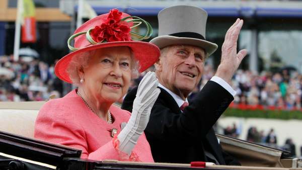 Queen Elizabeth : पहली नजर में हुआ प्यार, परिवार को बताए बिना कर ली सगाई, ऐसी थी शाही लव स्टोरी
