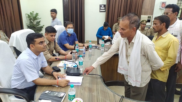 Mahrajganj:  जमीन पैमाइश के लिए घूस मांगने के आरोप में लेखपाल निलंबित,कानूनगो को प्रतिकूल प्रविष्टि