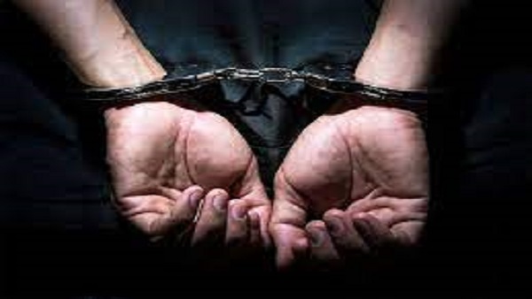 कोलकाता: 2 युवकों से 30 लाख से अधिक रुपये की लूट के मामले में 2 पुलिसकर्मियों सहित 4 गिरफ्तार