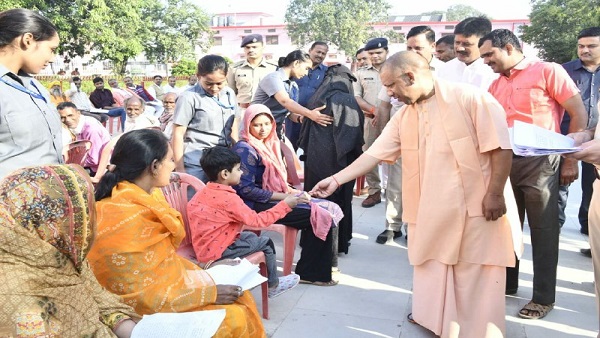 यूपी ही नहीं बिहार के लोगों को भी सीएम योगी से उम्मीद, जनता दरबार में लेकर पहुंचे फरियाद