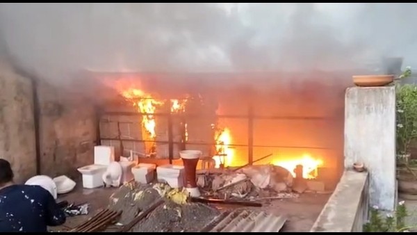 Gwalior news: सेनेटरी गोदाम में लगी भीषण आग, लाखों का माल जलकर हुआ खाक