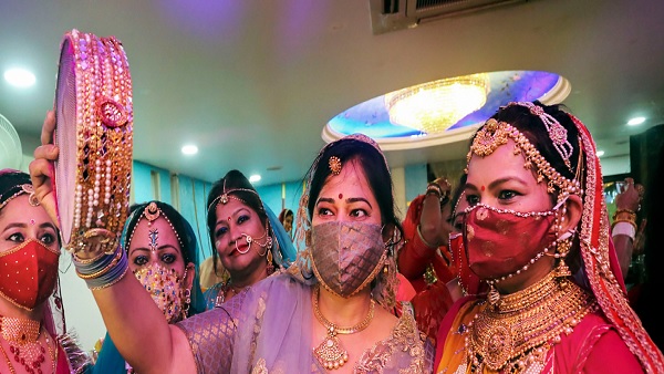 Karwa Chauth 2024: पीरियड्स के दौरान कैसे करें करवा चौथ का व्रत?