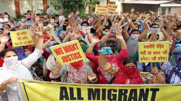 शोपियां: आखिरी कश्मीरी पंडित डॉली ने भी छोड़ा गांव, घर छोड़ते समय हुईं भावुक