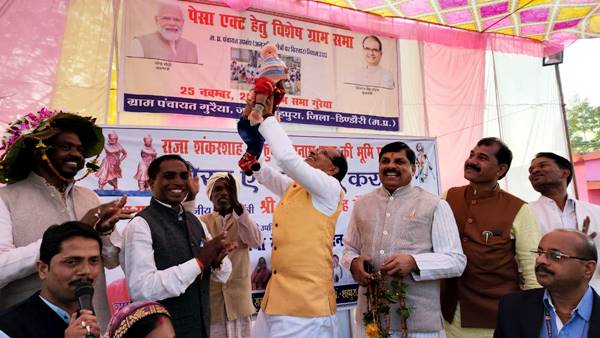 MP News: डिंडौरी में सीएम शिवराज ने बच्चे को उठाया गोद में, रख दिया नाम ‘PESA’, यही है आदिवासियों  का नया एक्ट