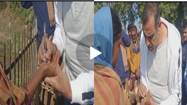 Dindori News: महिला की हथेली पर लिख दिया मोबाइल नंबर, डिंडौरी कलेक्टर विकास मिश्रा का अंदाज जुदा Video Viral