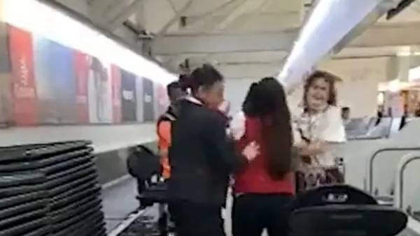 छूट गई फ्लाइट! महिला ने एयरलाइन स्टाफ पर उतारा गुस्सा, मारपीट की,  फेंकी कुर्सियां, Video वायरल