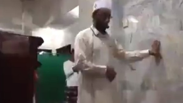 Fack Check: भूकंप के बीच नमाज अदा करते हुए इमाम का Video वायरल, जानिए सच