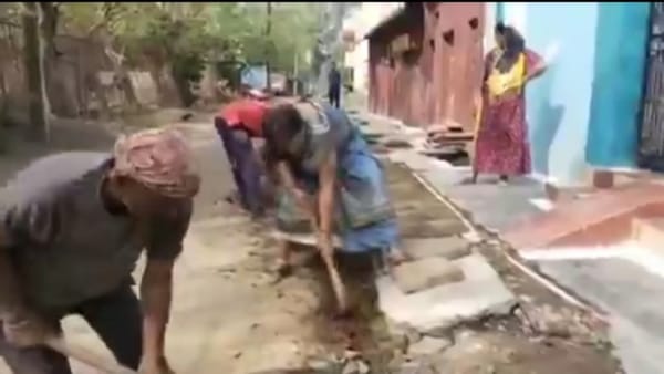 umaria News : अधिकारियों ने नहीं सुनी समस्या, किन्नर पार्षद ने उठाई गैती, शुरू कर दी खुदाई