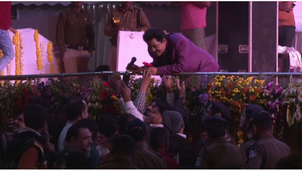 Sagar Gourav Divas: घुटनों पर आए गायक उदित नारायण, प्रशंसकों से मिलने स्टेज पर ही घुटनों पर बैठ गए