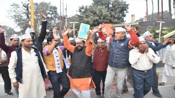Delhi MCD में AAP को मिली जीत पर गोरखपुर में कुछ इस तरह मना जश्न