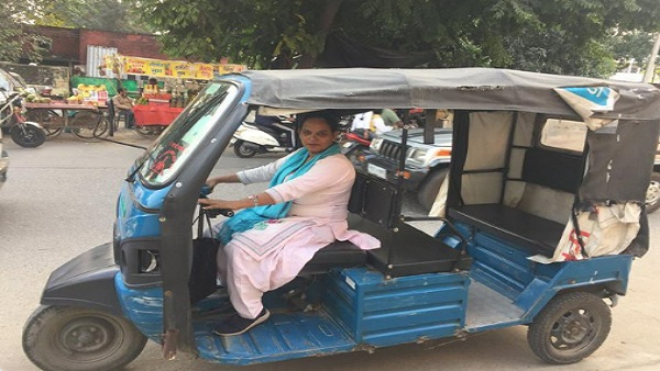 पति की मौत के बाद बेटियों के भरण-पोषण के लिए ऑटो चला रही महिला, आनंद महिंद्रा ने की तारीफ