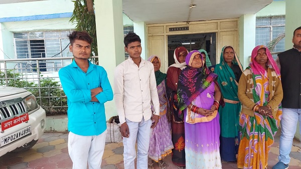 MP  के मजदूरों को कर्नाटक में बंधक बनाया, बचकर आए युवकों ने बचाने लगाई गुहार