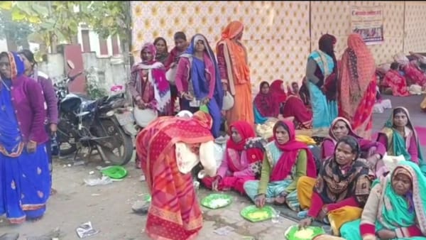 Umaria News : बच्चों को भोजन परोसने वाली रसोइयों की कलेक्ट्रेट में सजी रसोई, मानदेय बढ़ाने की मांग
