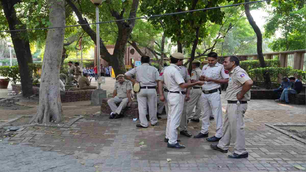 Delhi School: प्रैक्टिकल लेने आए शिक्षक को छात्र ने चाकुओं से गोदा, गंभीर हालत में अस्पताल में भर्ती