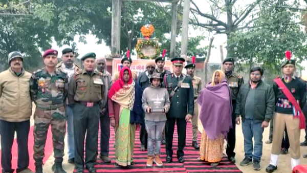 शत-शत नमन : कश्मीर में आतंकवादियों के साथ मुठभेड़ में शहीद हुए जवान के परिजनों को किया सम्मानित