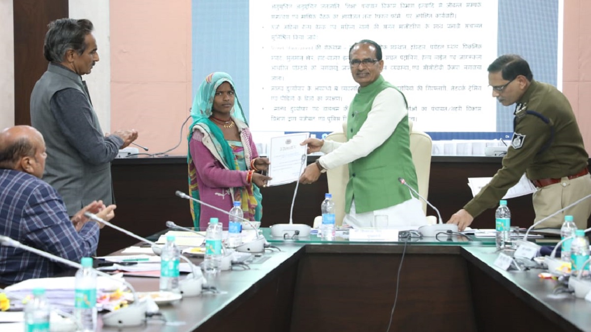 Damoh की 'आयरन लेडी' का मुख्यमंत्री ने किया सम्मान, मासूम को बचाने दुष्कर्मी से भिड़ गईं थीं