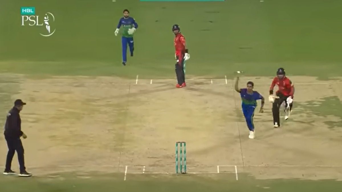 PSL के मैच में इस पाकिस्तानी गेंदबाज ने आसान सा रन आउट किया मिस, देखने वालों ने भी पकड़ लिया माथा
