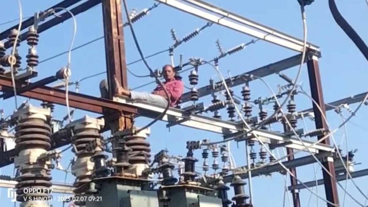 मौत का स्विच ऑफ कर पावर हाउस पर चढ़ा कर्मचारी, 5 घंटे हाई वोल्टेज ड्रामा