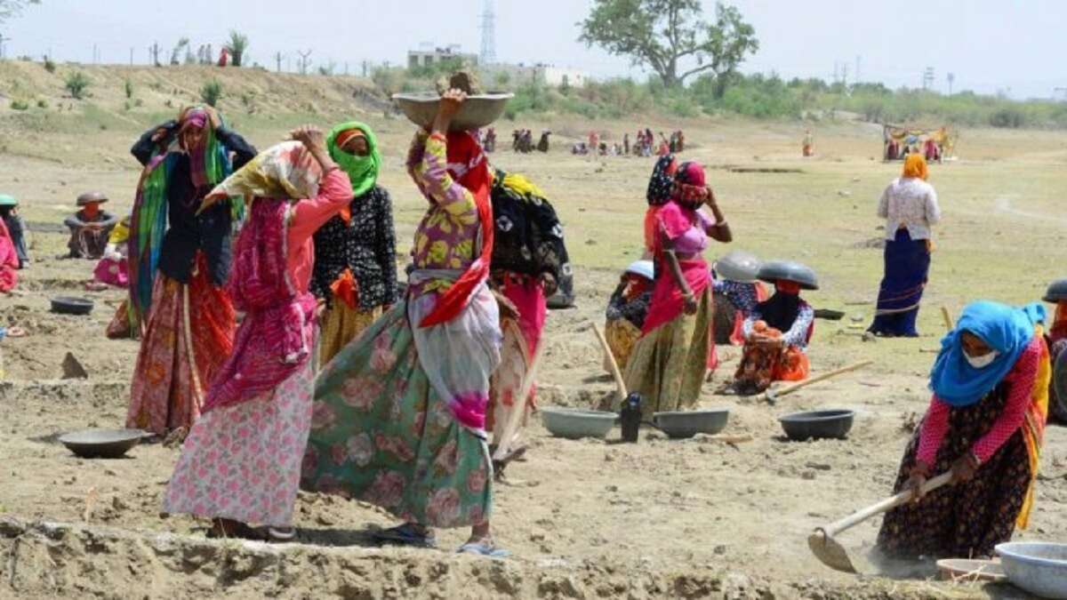 मनरेगा मजदूरों को बड़ी सौगात, मोदी सरकार ने बढ़ाई दिहाड़ी, जानें किस राज्य में मिलेंगे कितने रुपये