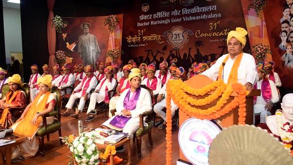 MP: बुंदेलखंड की पारंपरिक वेषभूषा में लिए गोल्ड मेडल, डॉ. गौर यूनिवर्सिटी में दीक्षांत समारोह