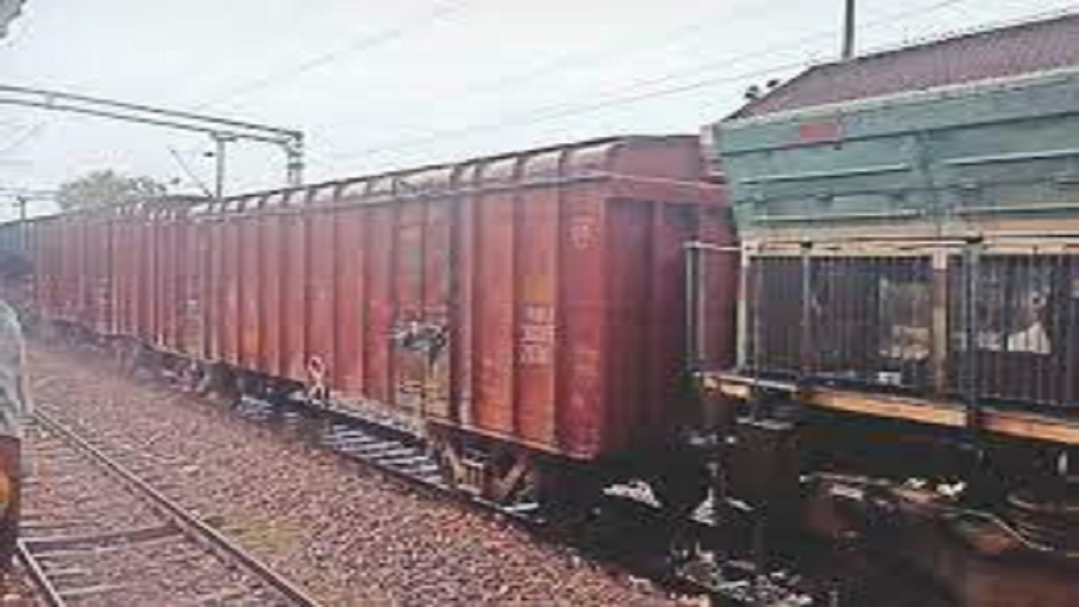 Chhatarpur: हरपालपुर स्टेशन के पास मालगाड़ी के पहिए पटरी से स्लिप, आधे घंटे रेल यातायात बंद रहा
