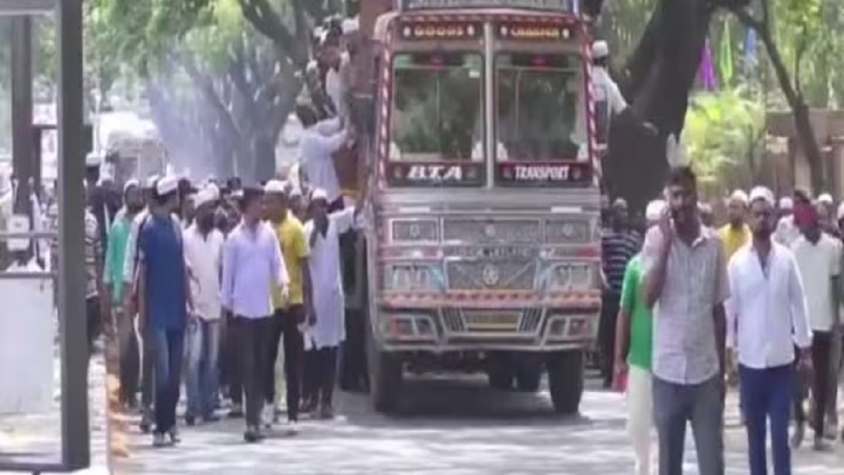 Karnataka: कर्नाटक में गौरक्षकों ने मवेशी व्यापारी की पीट-पीट कर की हत्या, आरोपी फरार