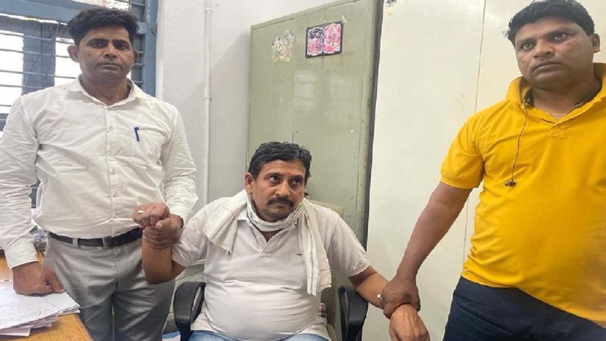 तहसीलदार के चैंबर में ले रहा था 50 हजार की रिश्वत, लोकायुक्त ने रंगे हाथ किया गिरफ्तार