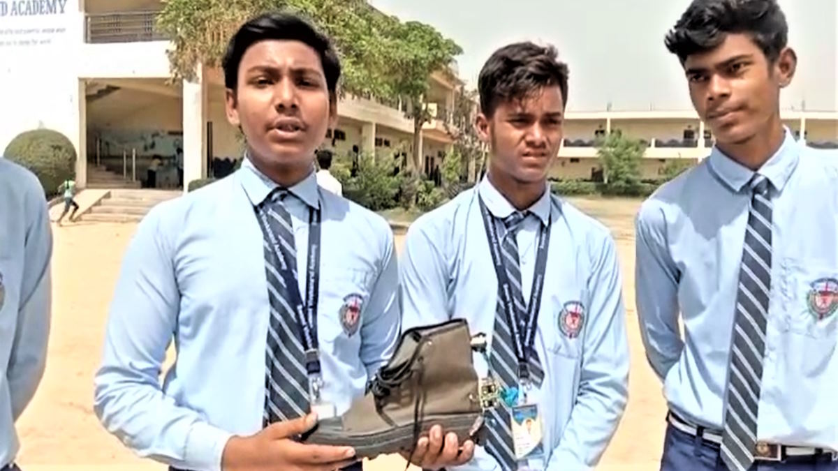Mirzapur: छात्रों ने बनाया भारतीय सेना के लिए 'वंडर शू', ठंड के साथ-साथ लैंडमाइन्स से बचाएगा ये खास जूता