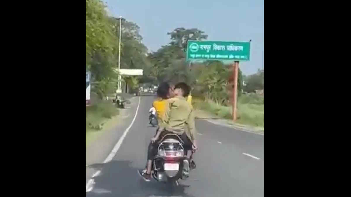 Rampur के लड़कों का यह कैसा शौक, चलती हुई स्कूटी पर एक-दूसरे को Kiss करते दिखे, Video Viral