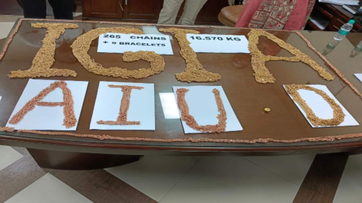 Delhi Airport से कस्टम ने पकड़ा 8.16 करोड़ का सोना, 265 गोल्ड चैन और 9 ब्रेसलेट जब्त