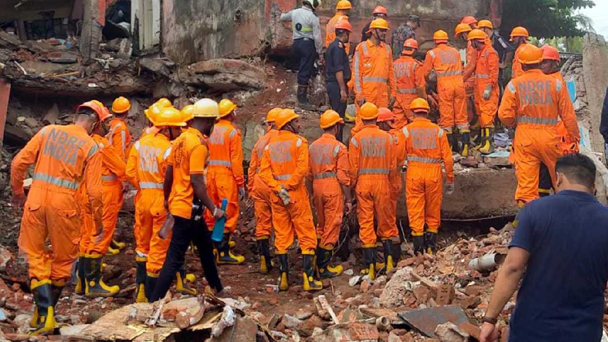 मुंबई में भारी बारिश बनी आफत, एक दिन में दूसरा हादसा, इमारत की बालकनी गिरी, 2 की मौत