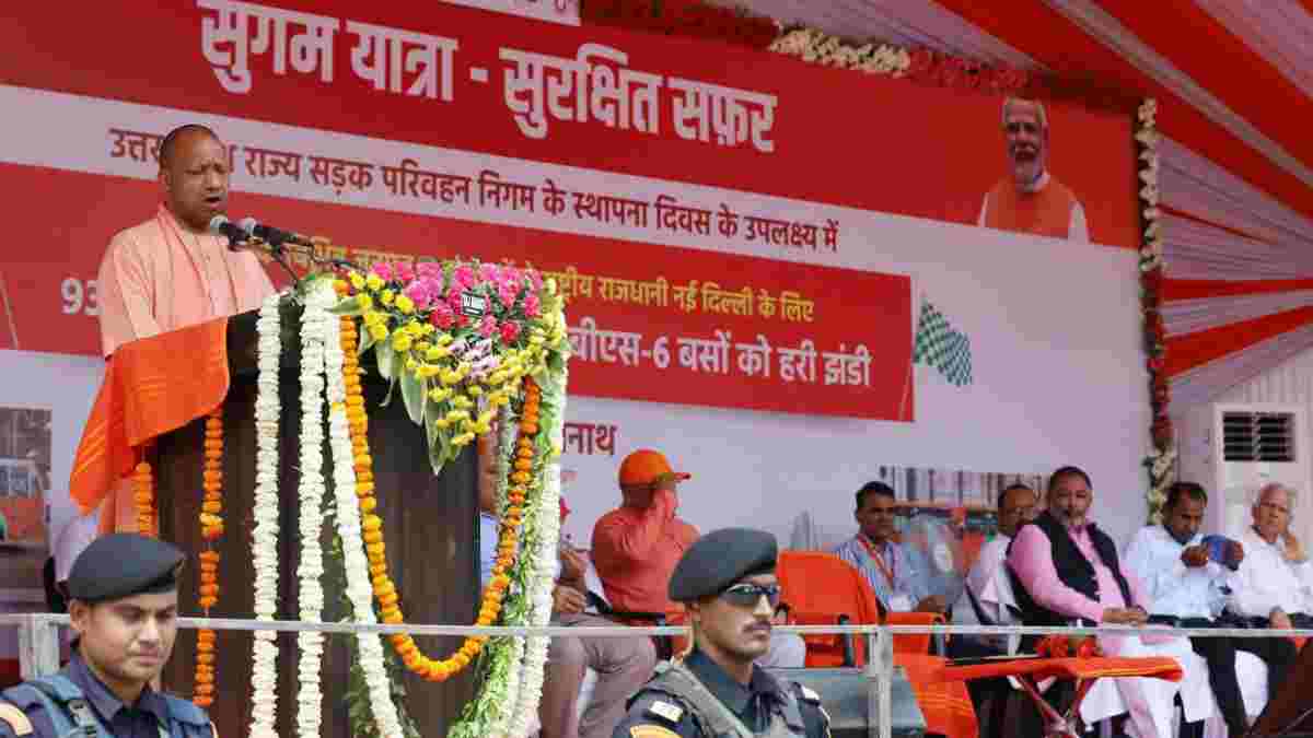 UPSRTC News: CM योगी ने 93 बसों को दिखाई हरी झंडी, बोले- सड़क दुर्घटनाओं में कमी लाने की जरूरत