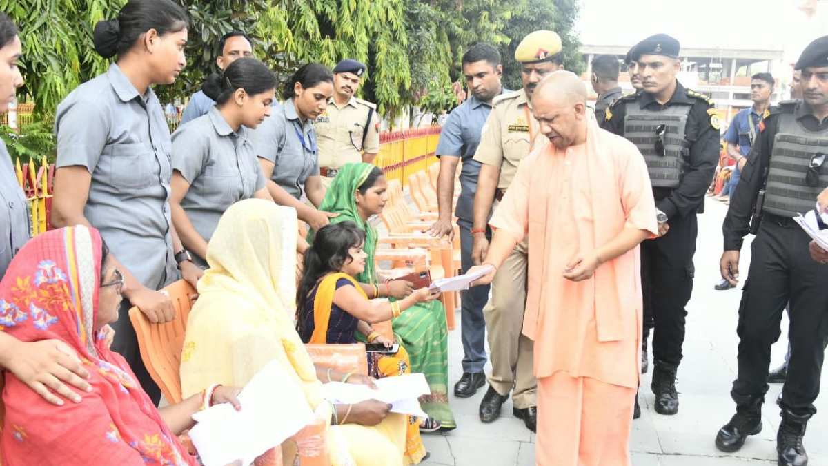 UP: जनता दरबार में सीएम योगी ने जब बुजुर्ग महिला से पूछा 'क्या आपको पेंशन मिलती है', मिला यह जवाब