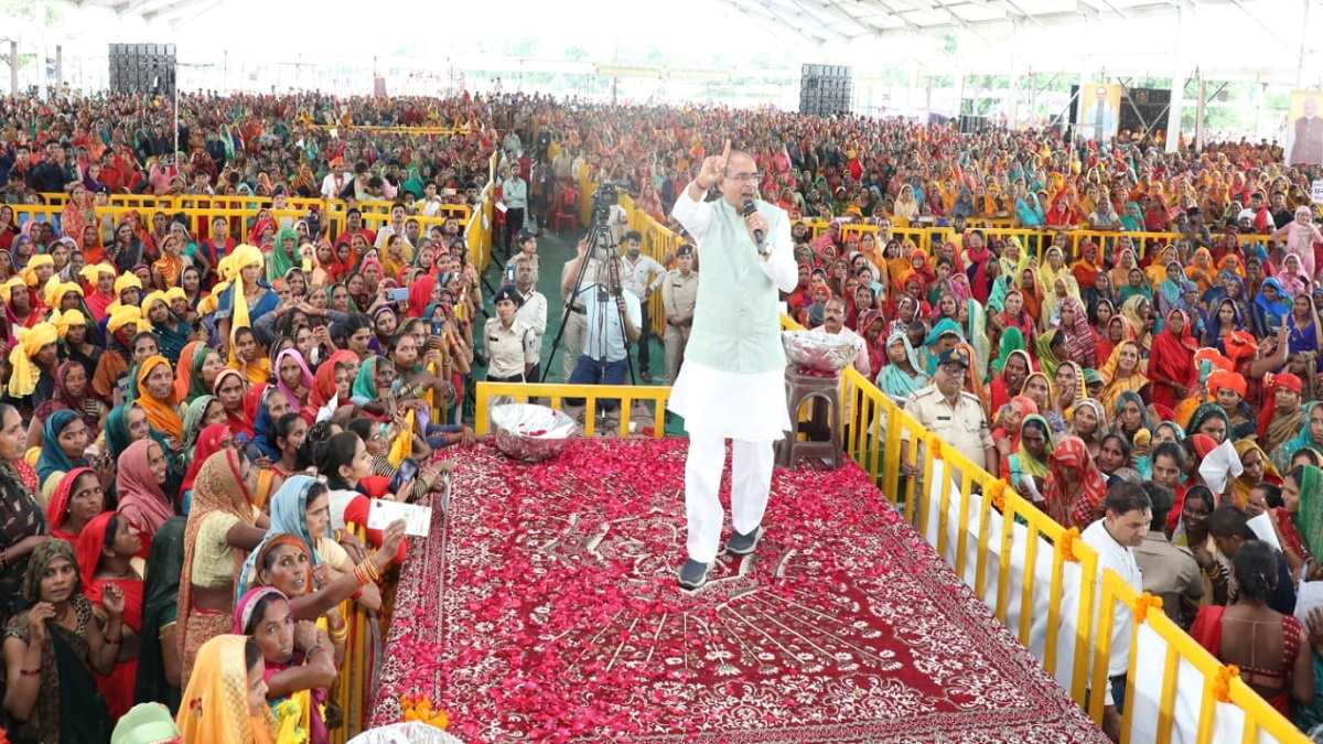 CM Shivraj ने मंच से की घोषणा, 15 अगस्त तक 01 लाख नौकरी देने का लक्ष्य पूरा करेंगे