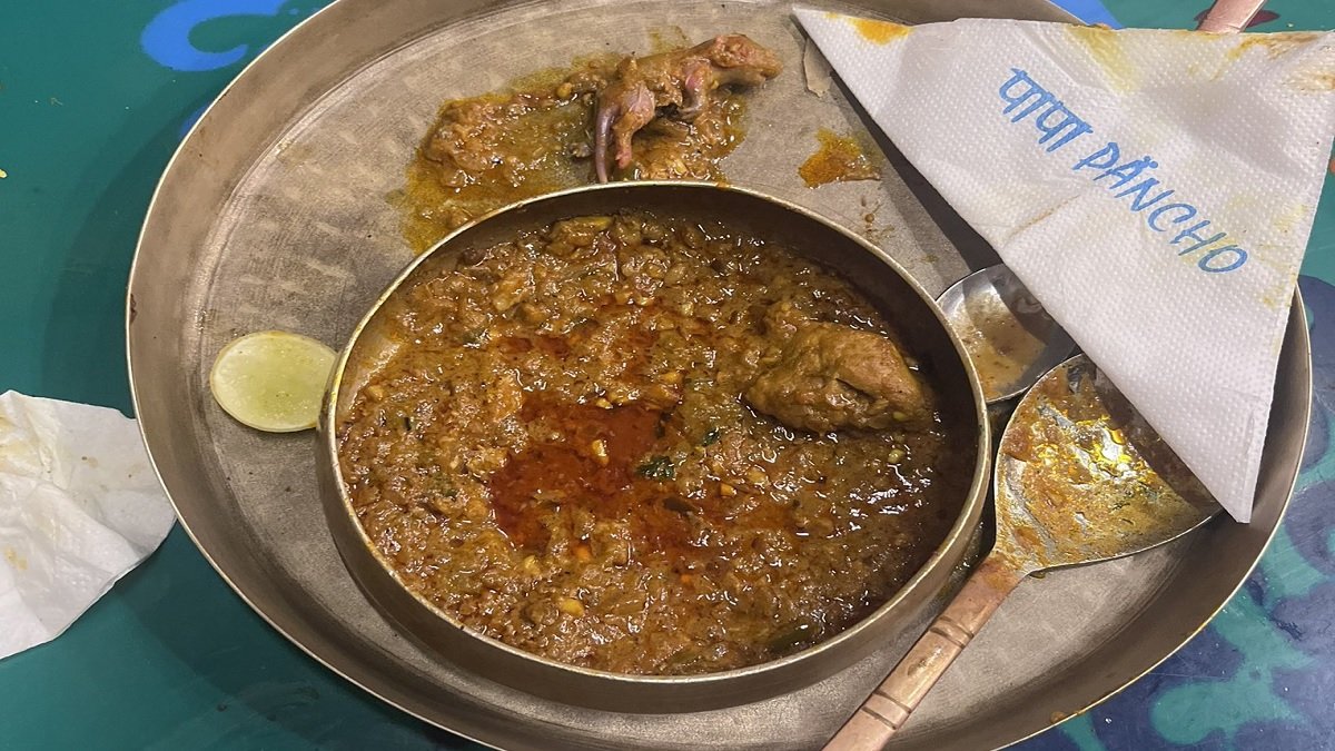 चिकन में मिला मरा हुआ चूहा, मुंबई के फेमस रेस्टोरेंट में डिनर करने गए थे दो दोस्त, मैनेजर-कुक गिरफ्तार
