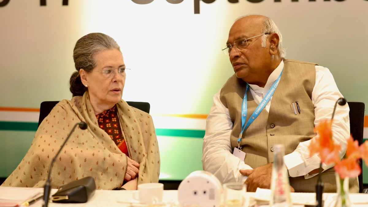 'आपसी मतभेदों को दूर रखें, पार्टी की एकजुटता को प्राथमिकता दें', CWC मीटिंग में खड़गे की नेताओं को नसीहत