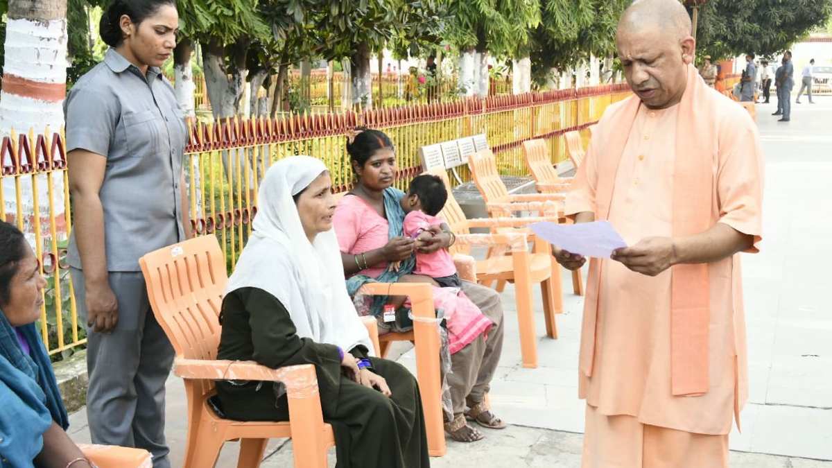 UP: जनता दरबार में सीएम योगी के सख्त तेवर, अधिकारियों को दी यह खास हिदायत
