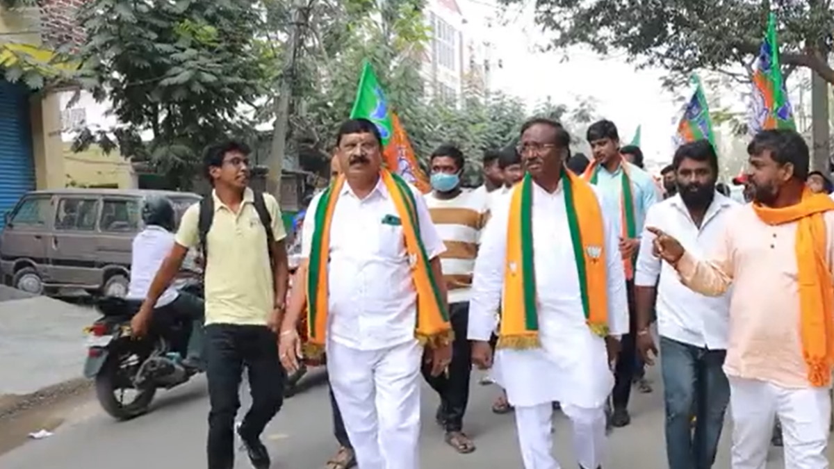 तेलंगाना: बीजेपी-जनसेना के गठबंधन से भाजपा उम्मीदवार बेचैन, पार्टी कार्यालय के बाहर किया प्रदर्शन
