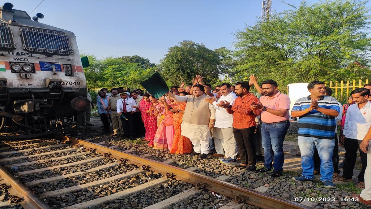 Indian Railway: अमरकंटक और ओवरनाइट एक्सप्रेस का ओबेदुल्लागंज स्टेशन पर स्टॉपेज शुरू, MLA  ने किया स्वागत